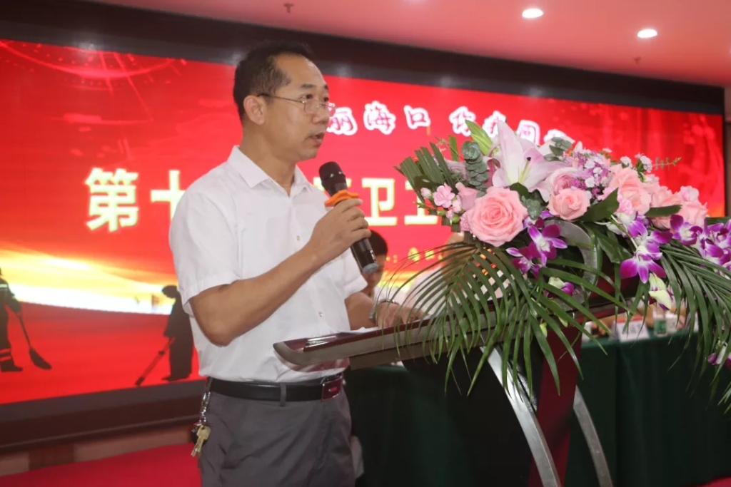 市环卫局副局长钟振川向奋战在环卫战线上的环卫工人致以节日的问候
