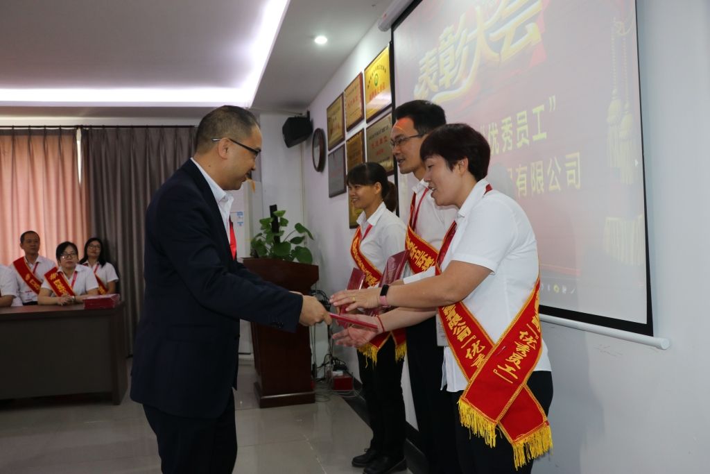 争先创优再踏新征程海口龙马环卫公司隆重举行2018年度