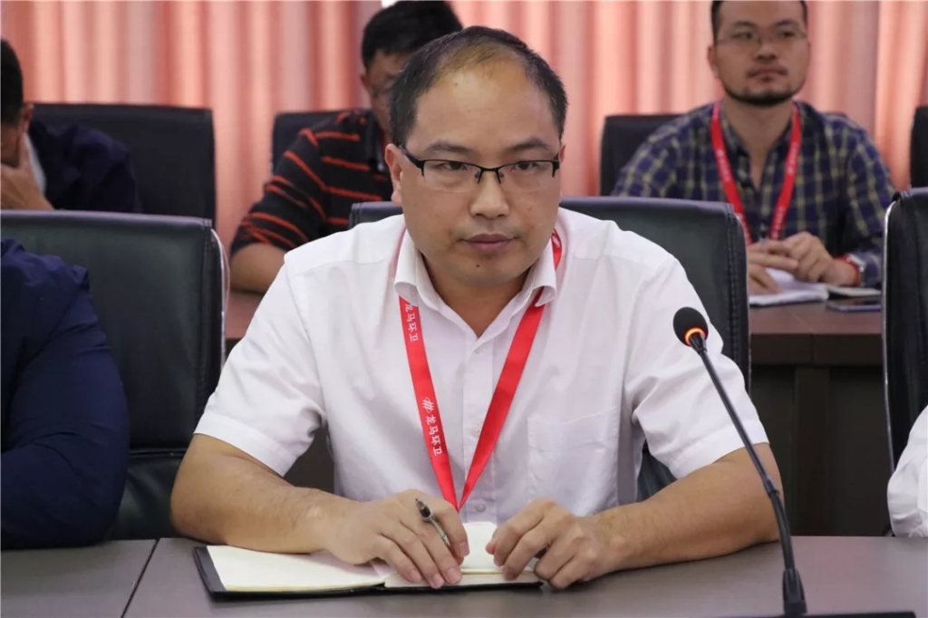 会议首先听取了海口龙马环卫公司副总经理曾路生,总经理助理陈伟,关于