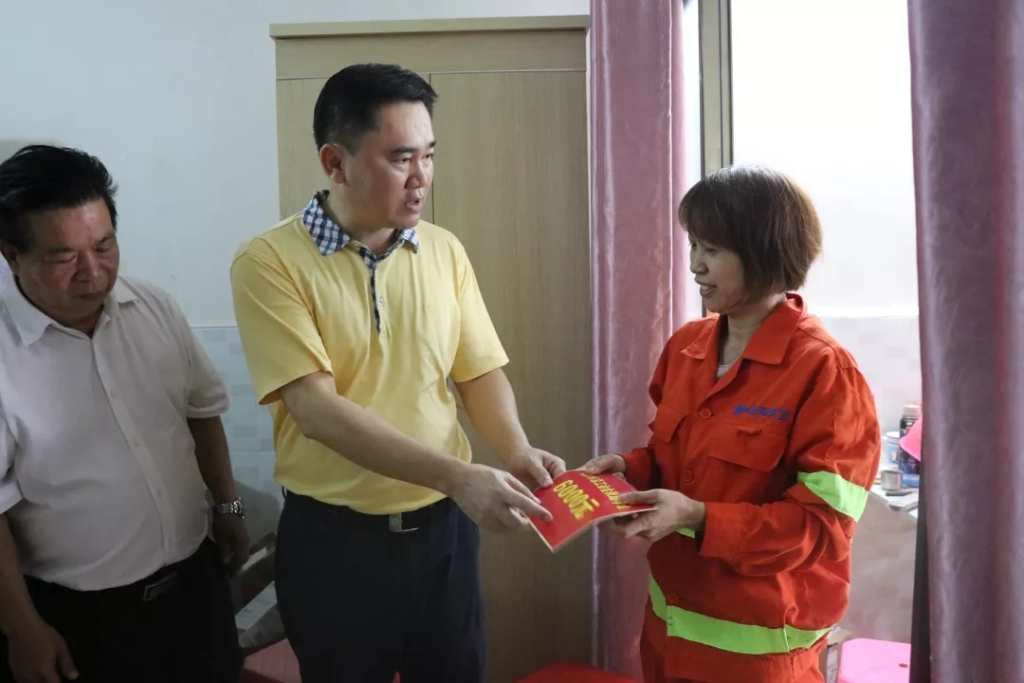 海口市总工会常务副主席刘川海一行走访慰问海口龙马环卫公司金秋助学